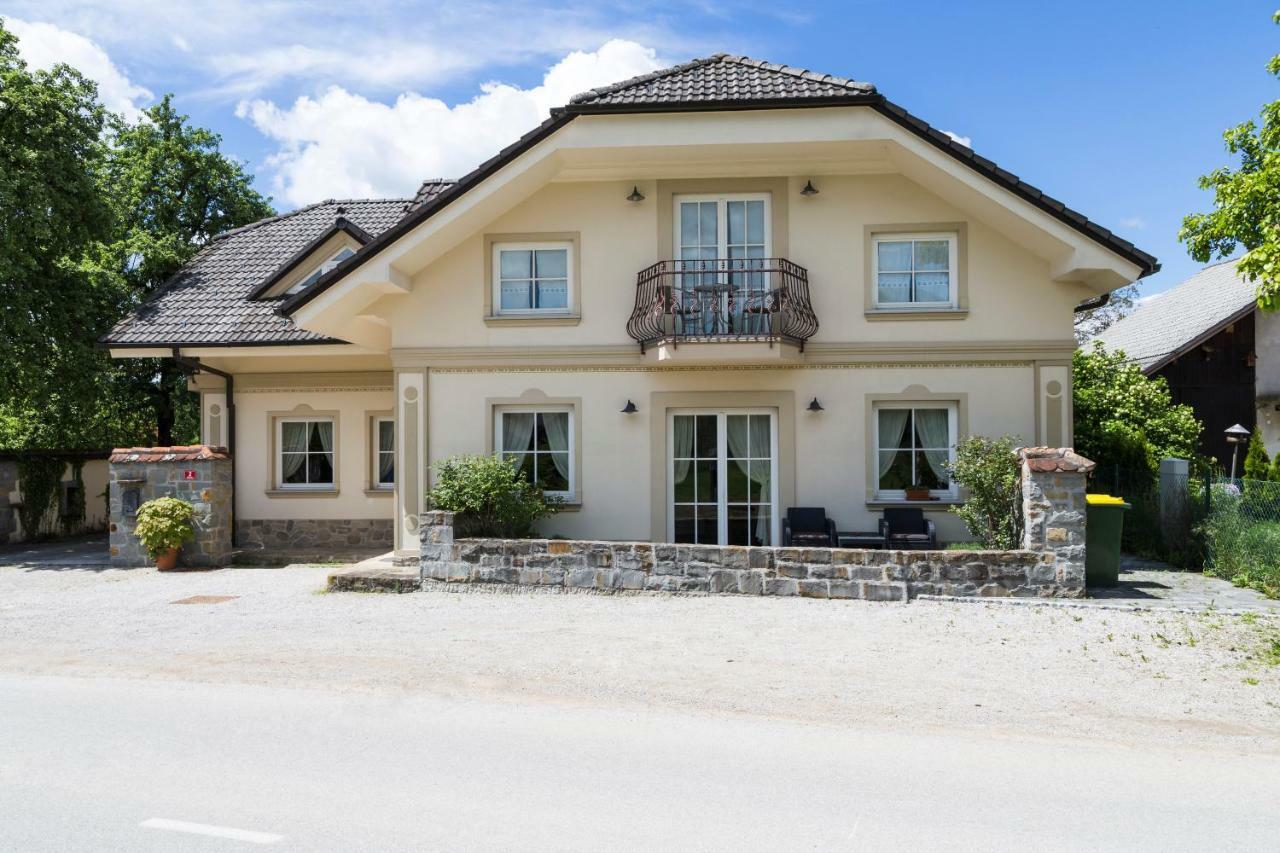 Guesthouse & Apartments Pri Stani Zerovnica Exteriör bild