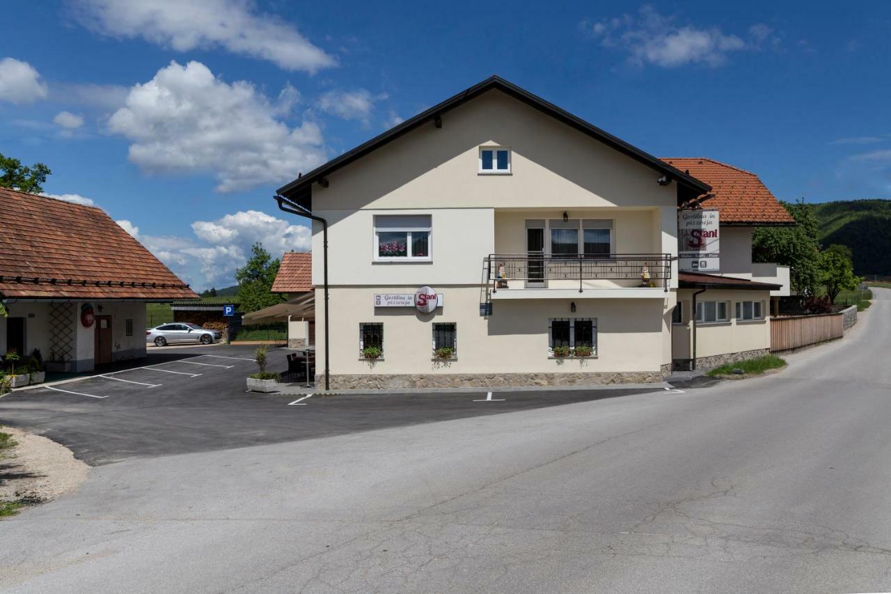 Guesthouse & Apartments Pri Stani Zerovnica Exteriör bild